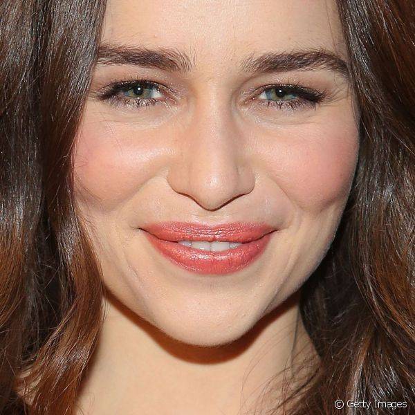 Para o Golden Globe 2014, as bochechas rosadas da atriz ficaram em evid?ncia, e os l?bios foram destacados com um batom coral